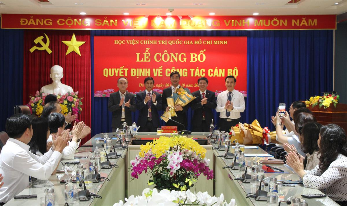 CÔNG BỐ QUYẾT ĐỊNH LUÂN CHUYỂN VÀ BỔ NHIỆM CHỨC DANH PHÓ GIÁM ĐỐC HỌC VIỆN CHÍNH TRỊ KHU VỰC III