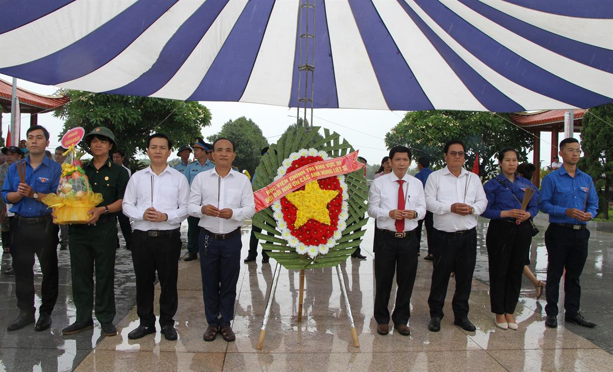 Đoàn Cán bộ Học viện dâng hương tưởng niệm các anh hùng liệt sĩ tại Nghĩa trang liệt sỹ thành phố Đà Nẵng