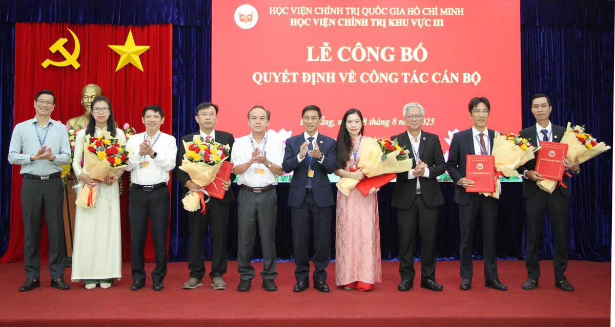 Công bố và trao các quyết định về công tác cán bộ