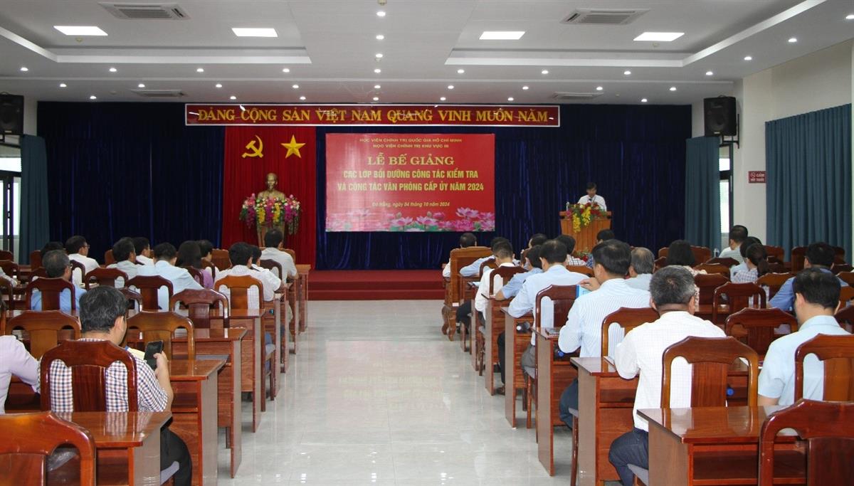 Bế giảng Lớp bồi dưỡng công tác kiểm tra và công tác văn phòng cấp ủy năm 2024